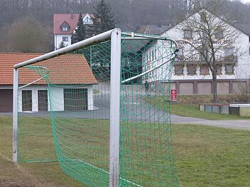 Der Sportplatz bei der Asylbewerberunterkunft in Aschbach (Hintergrund) war der Tatort. Foto: Seeger