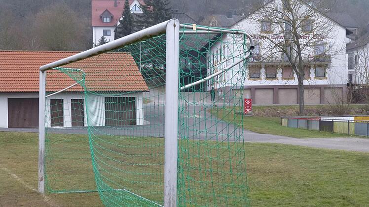 Der Sportplatz bei der Asylbewerberunterkunft in Aschbach (Hintergrund) war der Tatort. Foto: Seeger