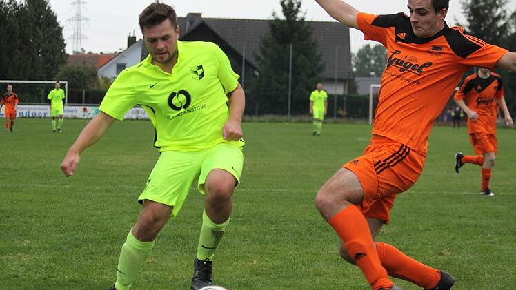 Der Spieler der DJK Erlangen Pit Trautner (li.) wird von Heroldsbachs Stefan Schleicher angegriffen. Foto: Uwe Kellner