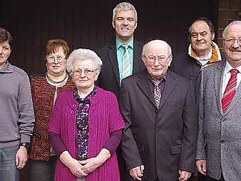 Irene und Gerhard Zipfel feierten Diamantene Hochzeit. Das Bild zeigt (von links) Andreas Zipfel (Sohn), Marion Schorn (Tochter), Irene Zipfel, Bürgermeister Timo Ehrhardt, Gerhard Zipfel, Willibald Schorn (Schwiegersohn) und stellvertretenden Landrat Bernd Steger.  Foto: hs