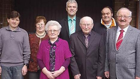 Irene und Gerhard Zipfel feierten Diamantene Hochzeit. Das Bild zeigt (von links) Andreas Zipfel (Sohn), Marion Schorn (Tochter), Irene Zipfel, Bürgermeister Timo Ehrhardt, Gerhard Zipfel, Willibald Schorn (Schwiegersohn) und stellvertretenden Landrat Bernd Steger.  Foto: hs