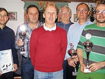 Die erfolgreichen Brieftaubenzüchter der Einsatzstelle Gehülz (von links): Jannik Gold, Berthold Föhrkolb, Leiter Georg Bayern, Egid Kuhnlein, Volker Standfest und Jens Wagner. Foto: Gerd Fleischmann