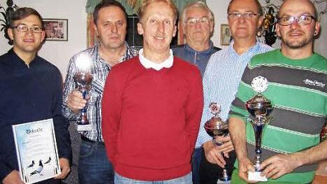 Die erfolgreichen Brieftaubenzüchter der Einsatzstelle Gehülz (von links): Jannik Gold, Berthold Föhrkolb, Leiter Georg Bayern, Egid Kuhnlein, Volker Standfest und Jens Wagner. Foto: Gerd Fleischmann