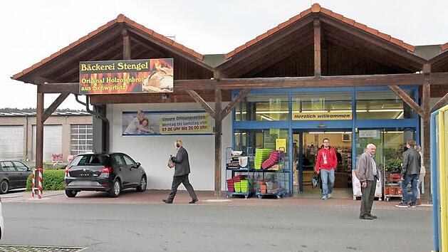 Der Edeka-Markt in der Neudecker Straße schließt zum 1. Oktober diesen Jahres. Dafür soll in das ehemalige Lidl-Gebäude in der Michael-Dechant-Straße der Discounter Diska einziehen, der zum Edeka-Konzern gehört. Fotos: Stephan Stöckel