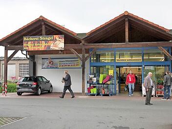 Der Edeka-Markt in der Neudecker Straße schließt zum 1. Oktober diesen Jahres. Dafür soll in das ehemalige Lidl-Gebäude in der Michael-Dechant-Straße der Discounter Diska einziehen, der zum Edeka-Konzern gehört. Fotos: Stephan Stöckel