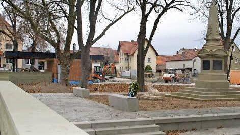 Die Sanierung des Turngartens und des Mahnmals in Knetzgau geht ihrem Ende entgegen. Einzelne Kritiker verwies der Bürgermeister Stefan Paulus in der Bürgerversammlung auf die umfangreiche Bürgerbeteiligung, die zu dem jetzigen Erscheinungsbild beigetragen habe.