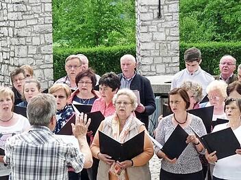 Am S&auml;ngerehrenmal bei Melkendorf sang der "Liederkranz" zu Ehren verstorbener Sangesschwestern und -br&uuml;der. Die Stabf&uuml;hrung hatte Chorleiter Arnold Milanovic. Foto: privat