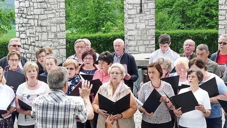 Am S&auml;ngerehrenmal bei Melkendorf sang der "Liederkranz" zu Ehren verstorbener Sangesschwestern und -br&uuml;der. Die Stabf&uuml;hrung hatte Chorleiter Arnold Milanovic. Foto: privat