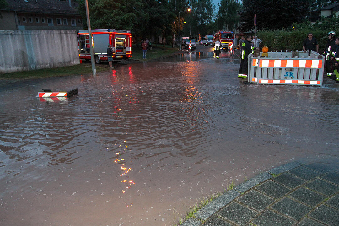 Nürnberg: Beschädigte Leitung setzt einen ganzen Straßenzug unter Wasser