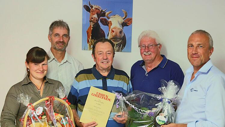 Bei der Auszeichnung (v. l.): Pauline Sponsel (neue Leistungsoberprüferin), Georg Nützel (Fachberater AELF),  Jubilar Rudolf Vogler, Eduard Roppelt (ausscheidender Leistungsoberprüfer), Gerhard Unger (Teamleiter) Foto: Franz Galster