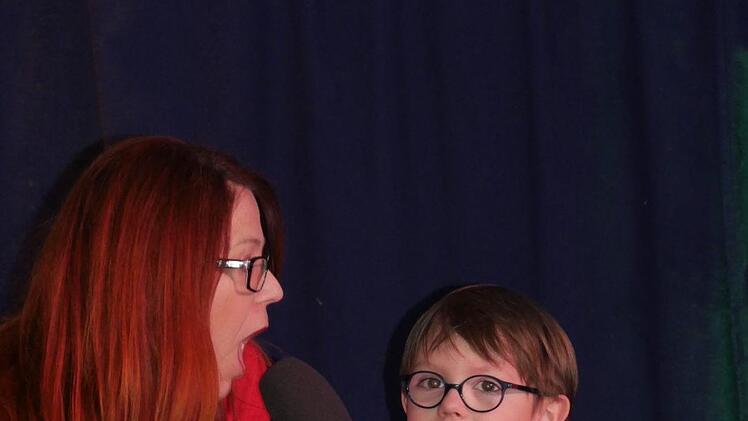 Christine Rebhan interviewt einen kleinen Schlauberger, wie es denn  auf der Wissensreise so war.   Foto: Manja von Nida