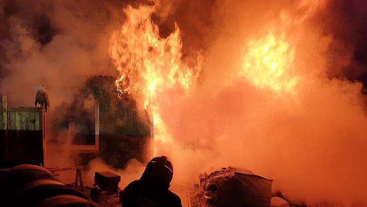 Eine Gartenhütte auf dem Gelände in Weitramsdorf stand komplett in Flammen.