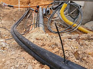 Weil die Ver- und Entsorgungsleitungen auf Privatgrund liegen, lehnt die Gemeinde ein Bauvorhaben ab.