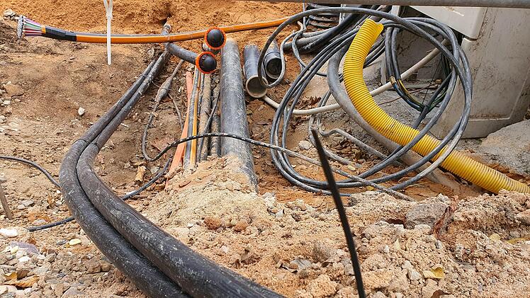 Weil die Ver- und Entsorgungsleitungen auf Privatgrund liegen, lehnt die Gemeinde ein Bauvorhaben ab.