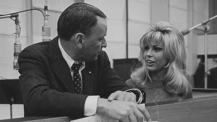 Frank Sinatra mit Tochter Nancy bei ihrer ersten gemeinsamen Recording-Session. Das Vater-Tochter-Duo nahm einige gemeinsame Werke auf.