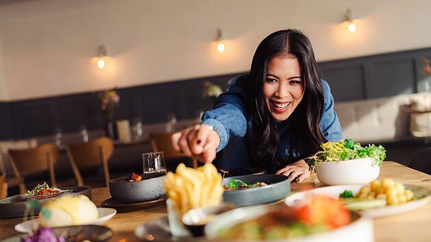 Chemikerin Mai Thi Nguyen-Kim ist eine leidenschaftliche K&ouml;chin. In der zweiteiligen Doku "Terra X - Chemie des Kochens" betrachtet sie Lebensmittel auf molekularer Ebene.