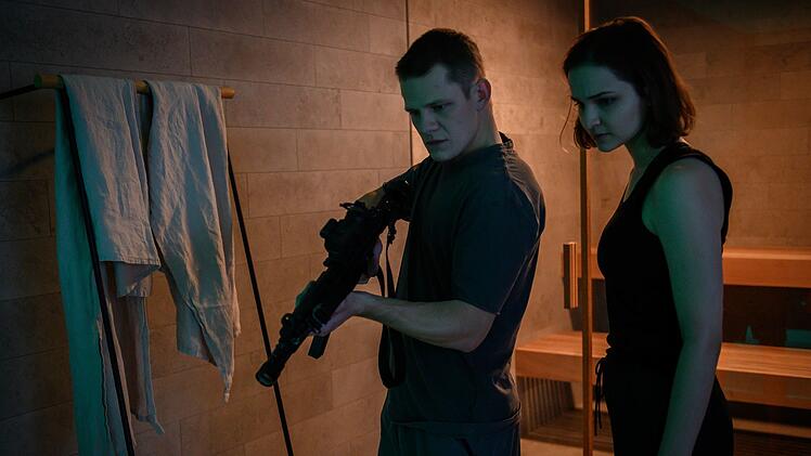 Alex (Max von der Groeben) und seine Freundin Leyla (Lisa Vicari) suchen Unterschlupf bei den Hellstr&ouml;ms. Sie trauen der angeblichen Sicherheit des Hauses nicht.