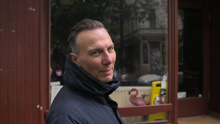 In diesem Laden gab es damals eine Curry-Wurst-Bude. Tim Raue erinnert sich gut an die Pommes. Sie seien nicht lecker gewesen, "aber warm im Magen", so der Sternekoch.