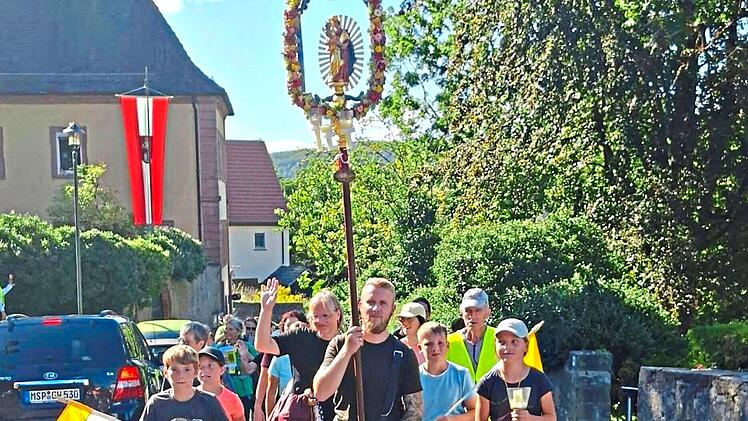Beim Einmarsch nach Retzbach l&auml;uft die Jugend von Thulba voran, in diesem Jahr waren immerhin f&uuml;nf Erstwallfahrer mit dabei. Birgit Armbruster