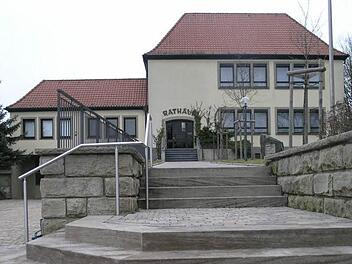 Das Rathaus von Untersteinbach. Wer zieht dort 2014 als neuer Bürgermeister ein?  Foto: Klaus Schmitt/Archiv