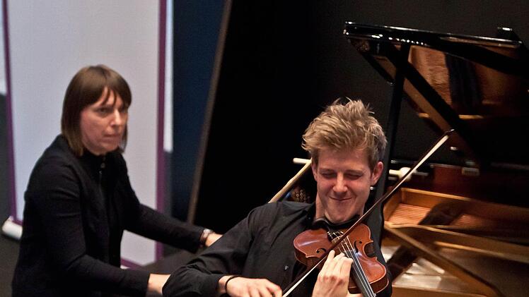 Die Pianistin und Komponistin Maria Baptist gastierte mit einem jungen Streichquartett beim Coburger Verein. Foto: Jochen Berger