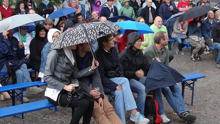 Das Publikum hielt auch bei Regen aus. Foto: Johanna Eckert