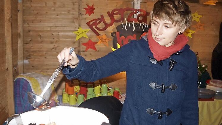 Für die innere Erwärmung sorgte Eva Helldörfer mit Feuerzangenbowle. Foto: Thomas Weichert
