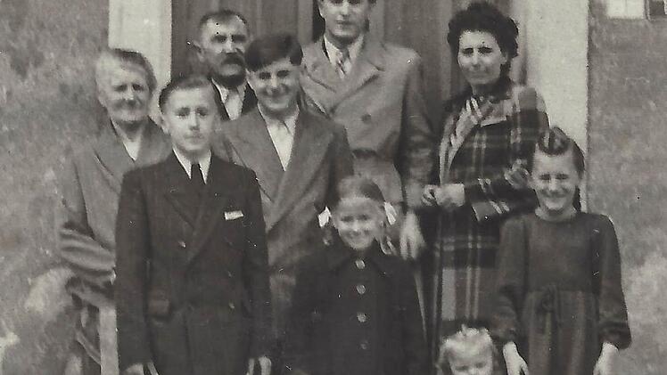 Drei Generationen vereint (hinten von links): Katharina Hohner, Adam Hohner (Oadl), die Söhne Walter und Eduard, Tochter Anna Hellmuth; vorne, von links: Enkel Siegfried Hellmuth, Maria Ploner (Stöckel), Rosi Häsner (Schlemmer) und Enkelin Waltraud Hellmuth (Sommer).