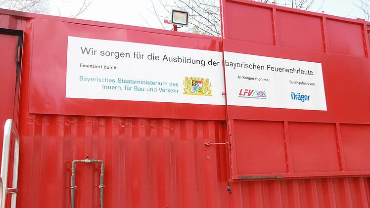 Training im Brandübungscontainer Foto: Carmen Schmitt