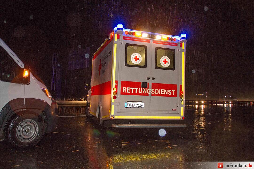 Achsbruch führt zur Vollsperrung – Sieben Fahrzeuge durch herumfliegende Ladung beschädigt