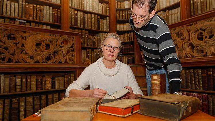 Stefan Knoch schaut Regine Ullein über die Schulter.