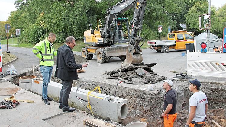 OB Henry Schramm (Zweiter von links) und Christian Gack (links) von der städtischen Tiefbauabteilung im Gespräch mit Christian Friedrich und Lukas Langenbucher von der Firma Markgraf  Foto: privat