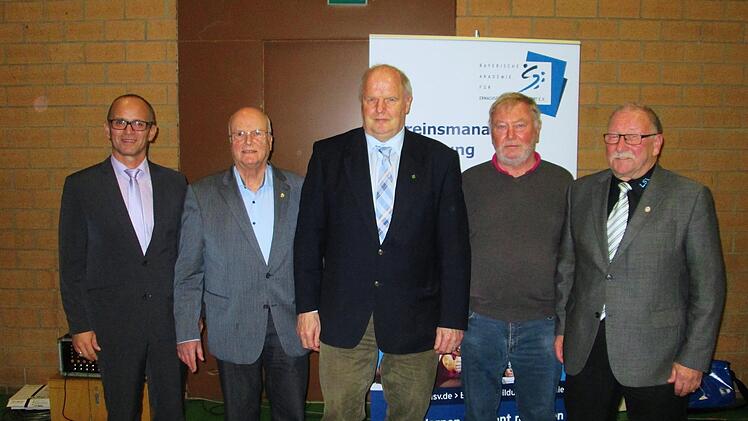 Bezirksvorsitzender Günther Jackl (links) und Kreisvorsitzender Rainer Werner (rechts) zeichneten (von links) Walter Gutmann, Rainer Lochmüller und Lothar Franz für insgesamt fast 100 Jahre Ehrenamt aus.
