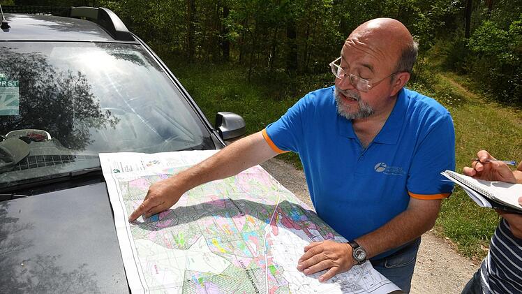Revierleiter Hubertus Hadwiger zeigt auf der Karte die Stellen im Neunhofer Forst, die wegen Granatsplittern und anderer Geschosse besser nicht betreten werden sollten. Früher lagen dort Truppenübungsplätze. Foto: Ronald Rinklef