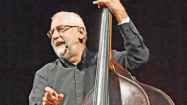 Der ehemalige Gymnasiallehrer Han's Klaffl begeisterte nicht nur sprachlich, sondern auch am Klavier und Kontrabass. Foto: Ulrike Langer