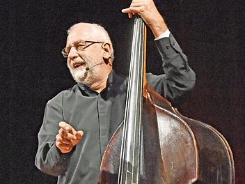 Der ehemalige Gymnasiallehrer Han's Klaffl begeisterte nicht nur sprachlich, sondern auch am Klavier und Kontrabass. Foto: Ulrike Langer