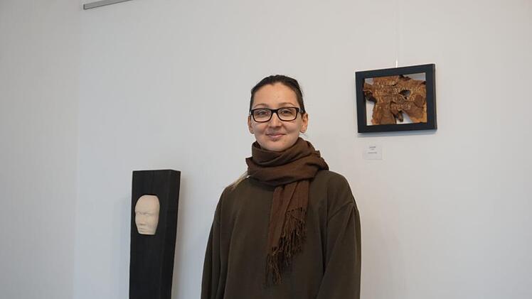 Johanna Helle hat auf dem Bischofsheimer Marktplatz eine Kunstgalerie eröffnet.  Foto: Marion Eckert