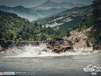 Wenn die Teilnehmer der "Rally Albania" mal nicht Staub schluckten, dann war es Wasser: Hier quert der SxS von Jörg de Ridder und Fahrerin Lenka Kalasova ein Bachbett.Alessio Corradini