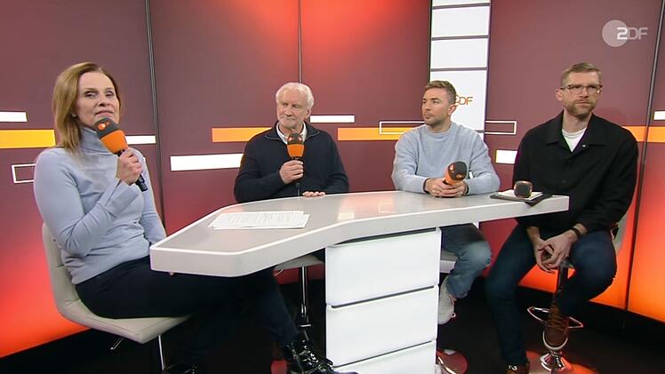 Sportdirektor Rudi Völler (Zweiter von links) schaute nach dem 6:0-Triumph gut gelaunt zum Talk im ZDF-Studio vorbei.