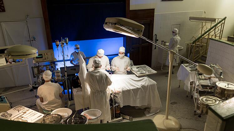 "Das Wunder von Kapstadt" beruht auf einer wahren Geschichte: 1967 wurde in S&uuml;dafrika die weltweit erste erfolgreiche Herztransplantation durchgef&uuml;hrt.