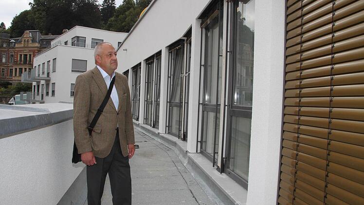 Projektleiter Friedrich Much auf der Terrasse eines Büros im zweiten Stock
