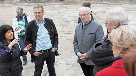 Bürgermeisterin Bühl und Martin Graser (von links) erklärten mitten im Steinbruch ihr Konzept für das Naturmuseum. Foto: Ralf Kestel