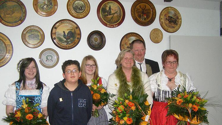 Robin-Hood-Schießen (von links): Marisa Hahn, Tristan Bayna, Lucy Bös, Gönna Tautorus, Bruno Bös und Sonja Bös. Foto: Wolfgang Saam