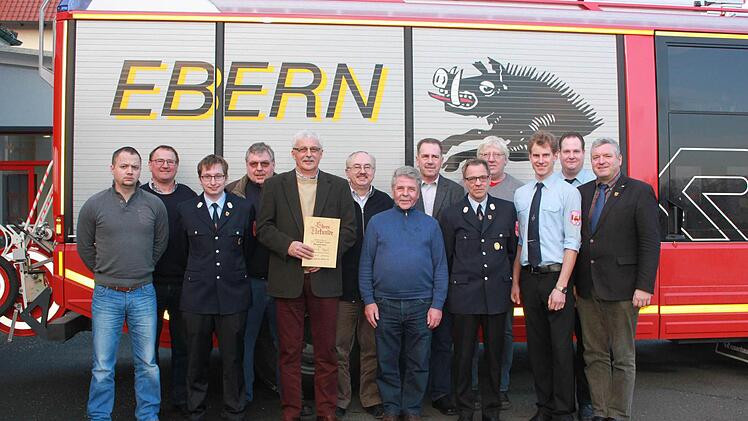 Hubert Einwag, Heinrich Vogel, Peter Müller, Günther Vetter, Gottfried Müller und Georg Drummer wurden vom Feuerwehrverein für ihr langjähriges Engagement ausgezeichnet. Es bedankten sich auch der neu gewählte dritte Kommandant Daniel Bayersdorfer, Feuerwehrreferent Dieter Gerstenkorn, zweiter Kommandant David Pfeufer, Kommandant Michael Wüstenberg, Vereinsvorsitzender Anton Gerstenkorn und sein Stellvertreter Philipp Ruhhammer sowie Bürgermeister Jürgen Hennemann. Foto: Katharina Becht