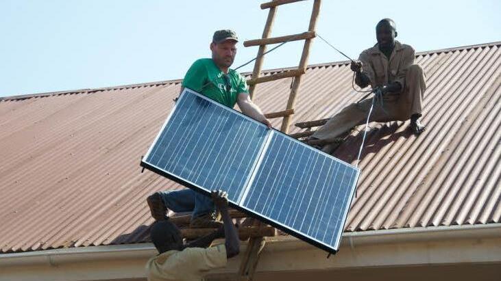 Andreas Hummel half bei der Montage der Solaranlage. Foto: Reinmann