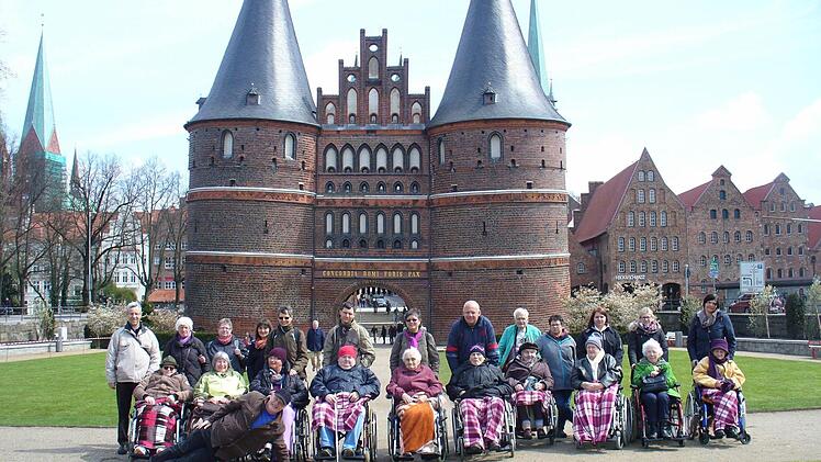 Gruppenfoto vor dem Holstentor in Lübeck.