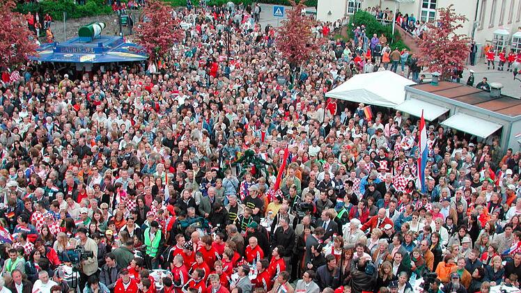 Impressionen vom Empfang der kroatischen Nationalmannschaft am 5. Juni 2006 in Bad Brückenau. Foto: Ralf Ruppert/Archiv Saale-Zeitung