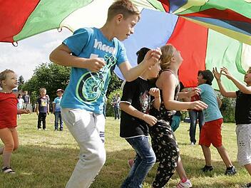 Für spielende Kinder ist die Sprachbarriere kein Hindernis, das zeigte sich auch beim Fest in Wachenroth.  Foto: Sylvia Hubele