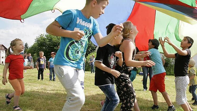 Für spielende Kinder ist die Sprachbarriere kein Hindernis, das zeigte sich auch beim Fest in Wachenroth.  Foto: Sylvia Hubele