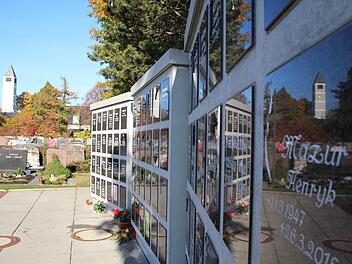 Die Urnenwand auf dem Friedhof an der Bamberger Straße in Höchstadt ist schon fast voll belegt. Foto: Andreas Dorsch